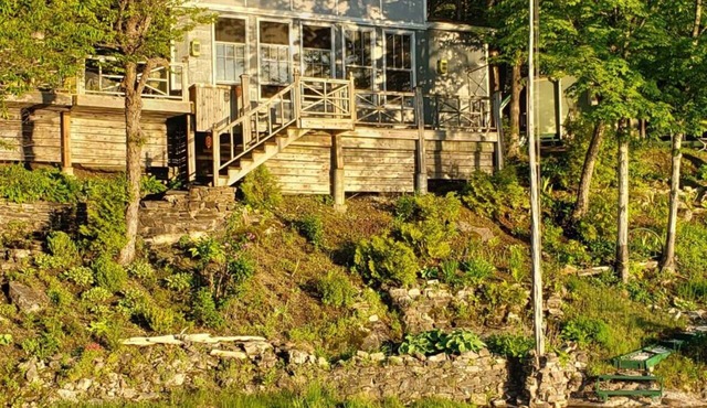 Vintage, boho, waterfront Cottage with dock access!