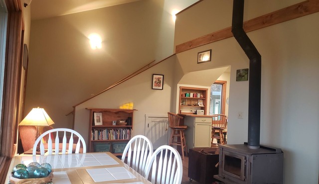 Volcano Vista: Adventure Chalet w/View, 2br (dry property, check description)