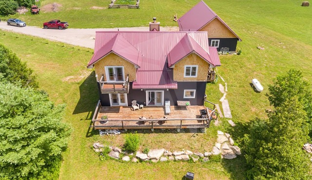 ●Waterfront ●Hot-tub ●4-season ●Fishing ●Kayak ●Canoe ●Hiking ●Cross country ski