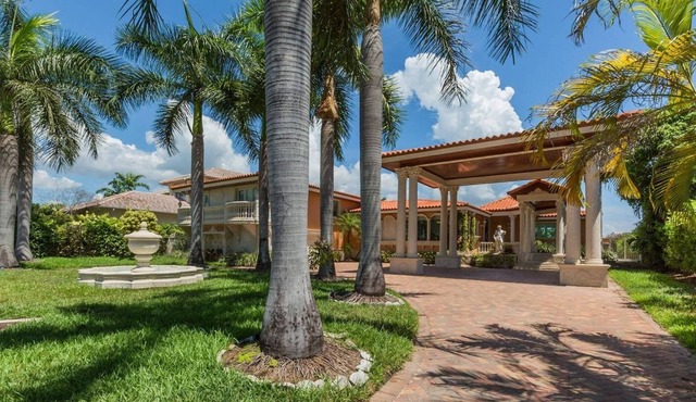 Waterfront paradise in private bay