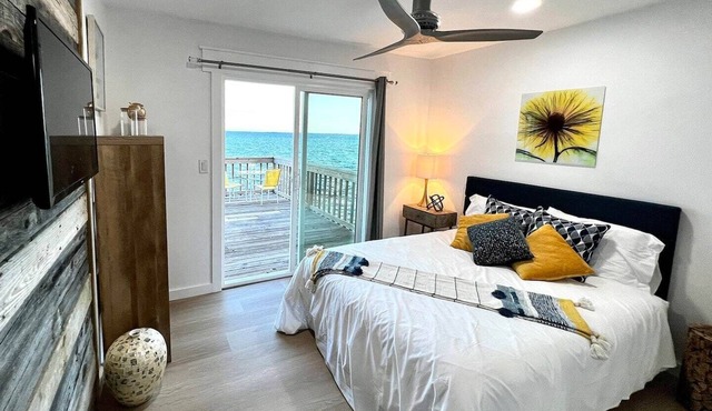 Waterfront! Private, Sunrises & Sunsets, Sea life, Deck, 10 minutes to Destin!