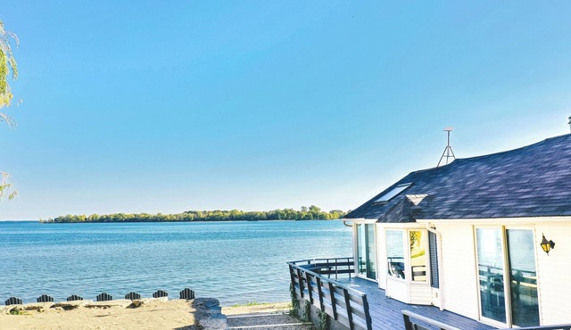 Waupoos Lakeside Cottages - Pet Friendly waterfront compound - Sleeps 20