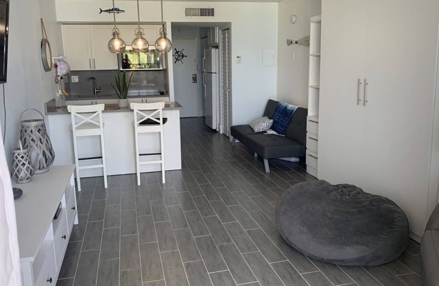 Beautiful Modern Studio, recently remodeled, new to the market, Summer Sea 405