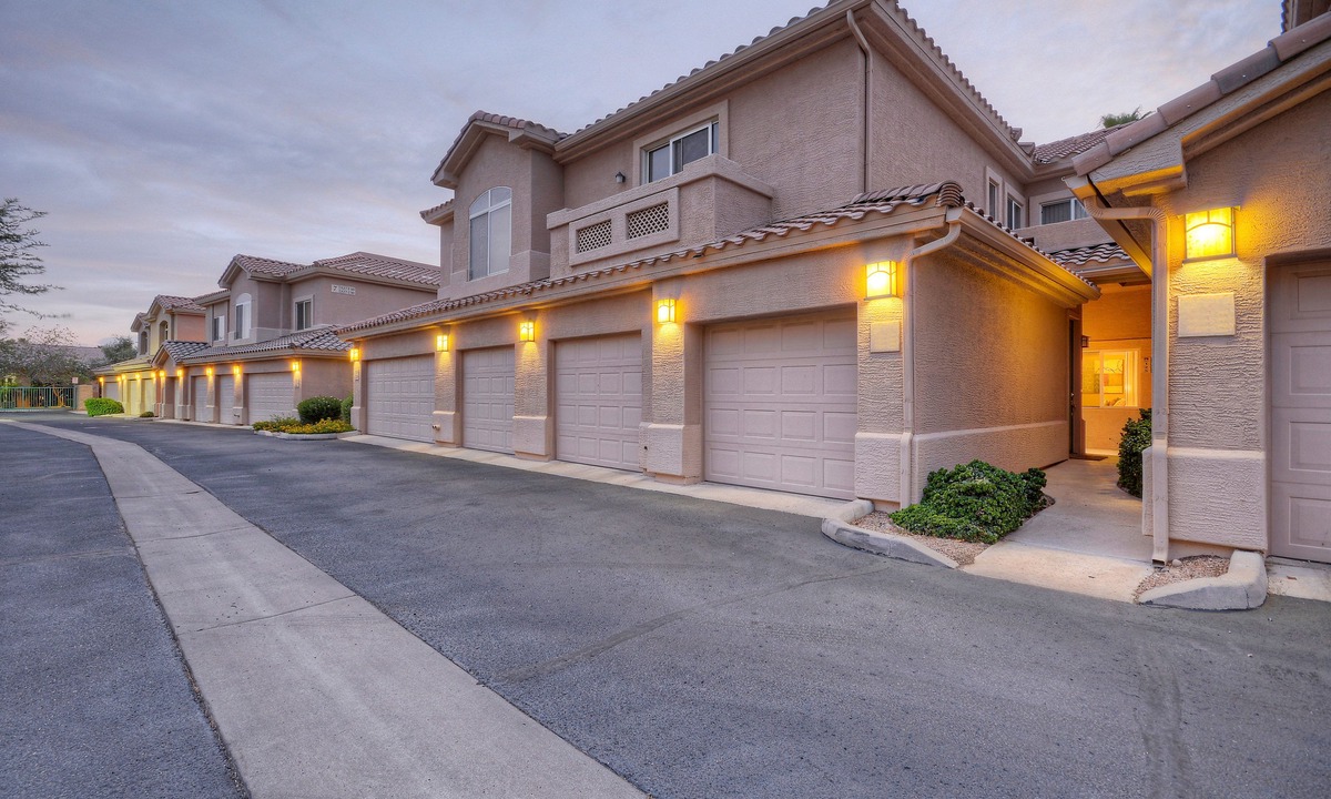 Superstition Lakes Condo | SL Lakes Condo w/GOLF VIEWS, Gated Comm w/Htd POOL &Spa, Walk to Mall w/Eats & Theater