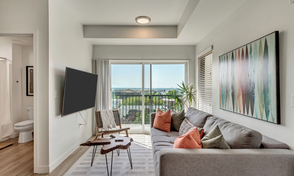 Downtown Salt Lake City Apartment | LCF - Downtown SLC - Penthouse - Queen + Daybed - Views - Gym/Hot Tub - Garage
