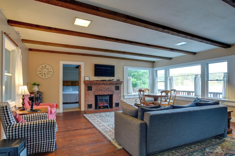 Photo of Livingroom in Scottsburg