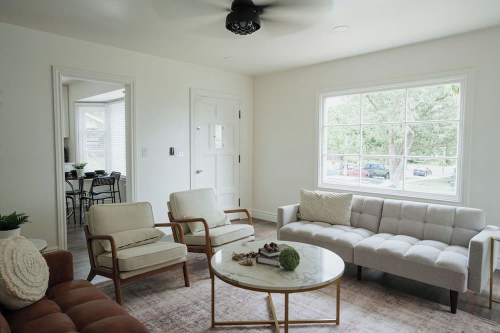 Photo of Livingroom in Yalecrest