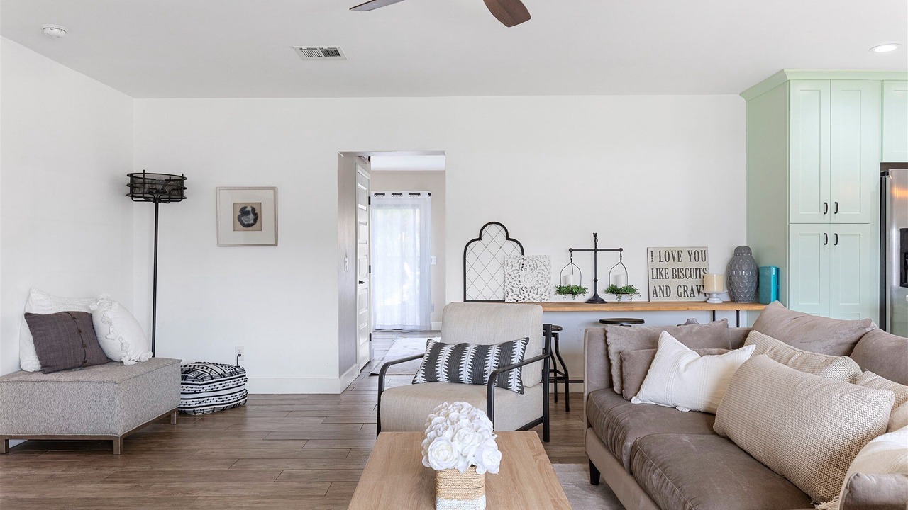 Photo of Livingroom in Pierson Place Historic District