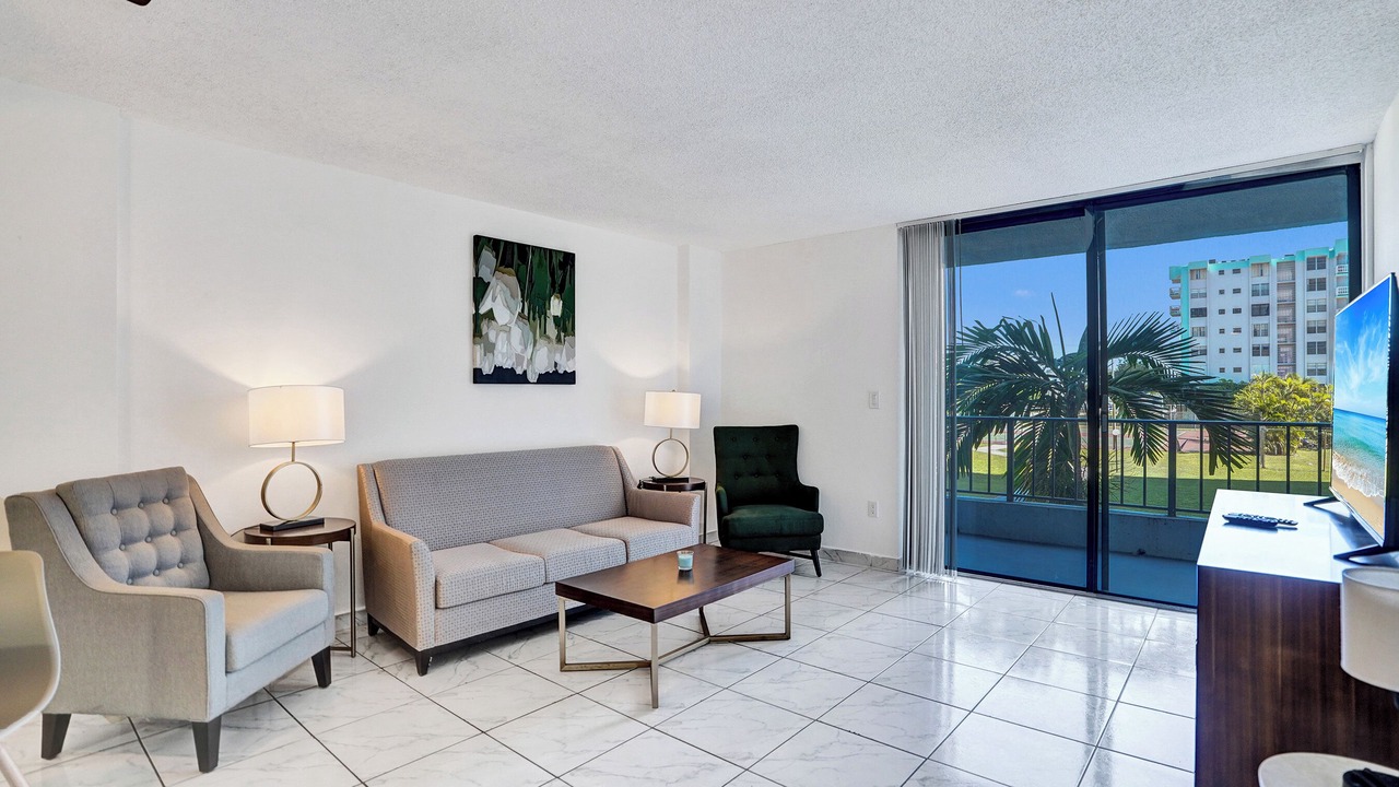 Photo of Livingroom in Golden Glades