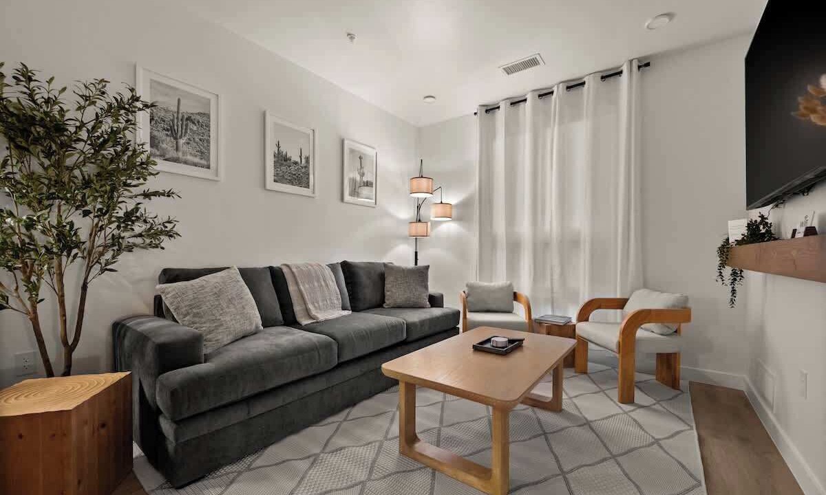 Photo of Livingroom in People's Freeway