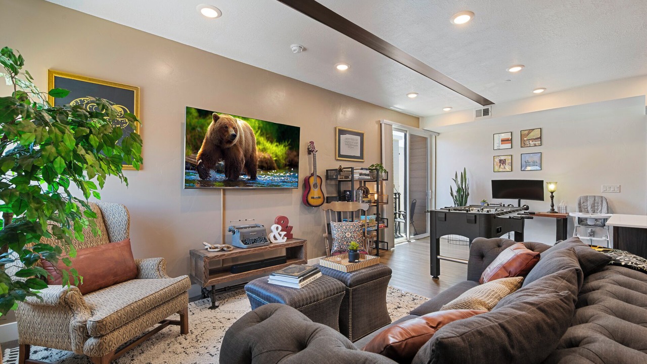 Photo of Livingroom in People's Freeway