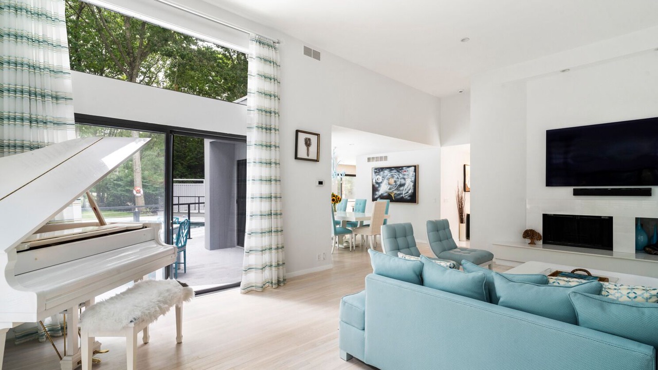 Photo of Livingroom in Wainscott