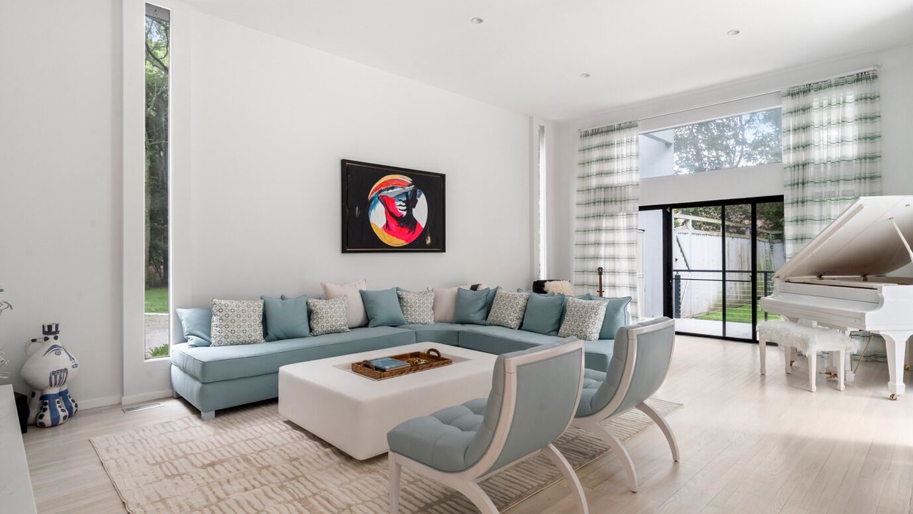 Photo of Livingroom in Wainscott