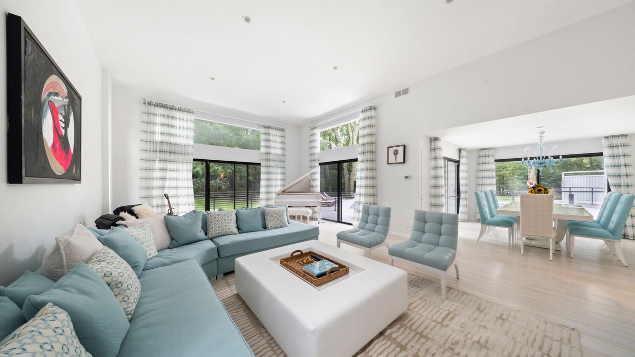 Photo of Livingroom in Wainscott