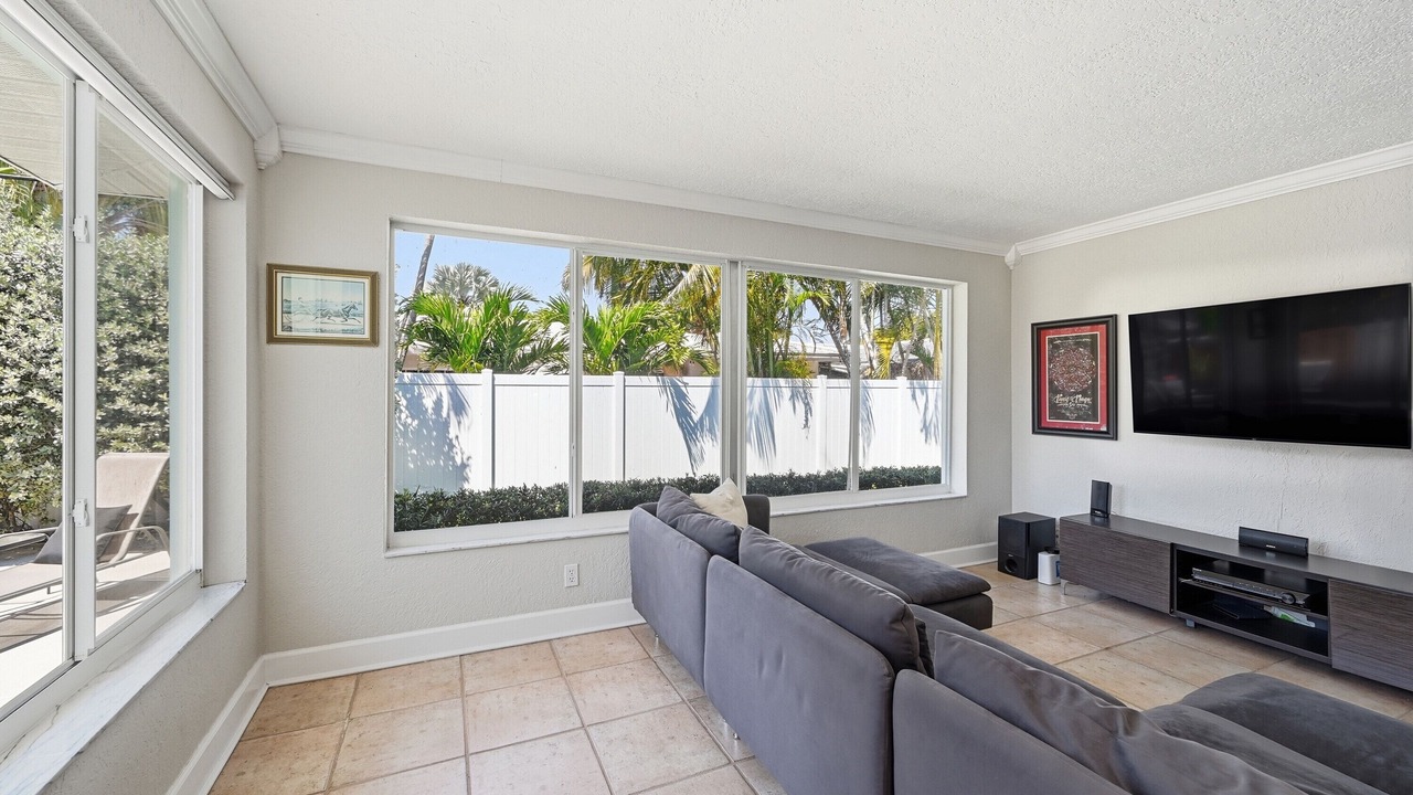 Photo of Livingroom in Santa Barbara Estates