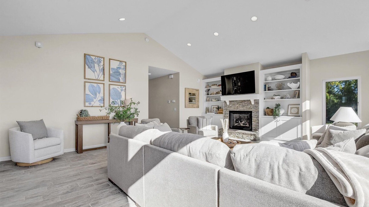 Photo of Livingroom in Homer