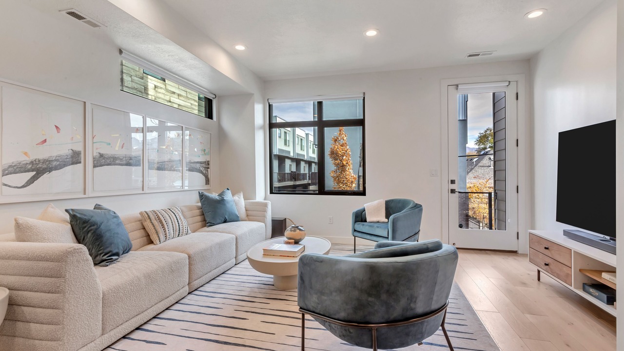 Photo of Livingroom in People's Freeway
