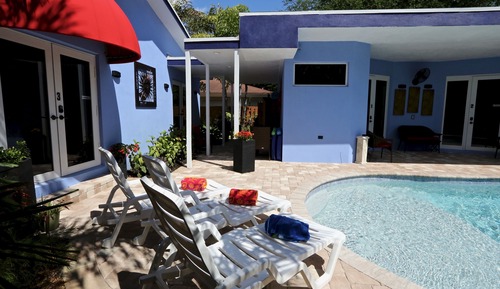 Premium Room, 1 King Bed, Non Smoking, Pool View (Poolside King Room 1)