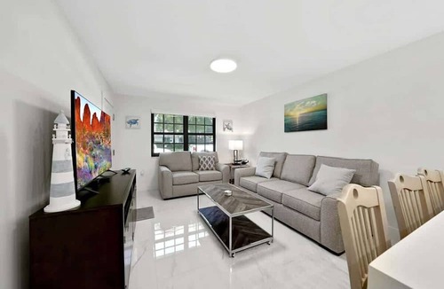 Melaleuca Gardens Apartment | East Beach Apart By Dream Vacation unit 2