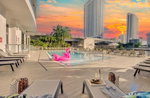Hallandale Beach Apartment | Spectacular View w/Balcony+Pool|Near Beach
