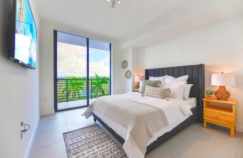 Doral Condo | Prime Doral Location | Pool & Gym