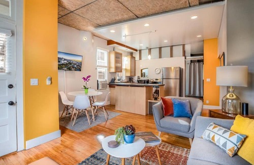 East Central Condo | New distinctive historical unit from 5 Star Host