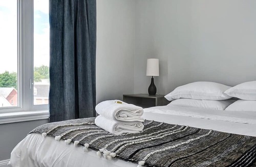 Sunnyside Condo | High-end condo downtown Kingston near RMC/Queens