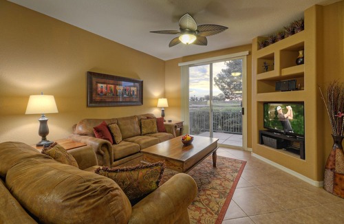 Superstition Lakes Condo | SL Lakes Condo w/GOLF VIEWS, Gated Comm w/Htd POOL &Spa, Walk to Mall w/Eats & Theater