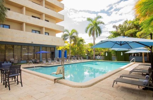Flagami Hotel | Outdoor Pool And Free Airport Shuttle, Near Cruise Terminal | 4 Relaxing Units