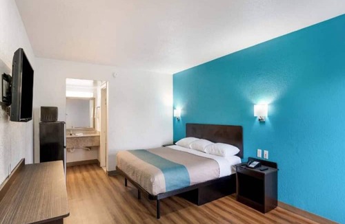 Lexington Apartment | 1 King Bed | Non-Smoking, Micfridge