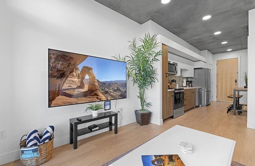 Rio Grande Apartment | Best Amenities Pool/Htub/Gym/Pking Downtown Views!