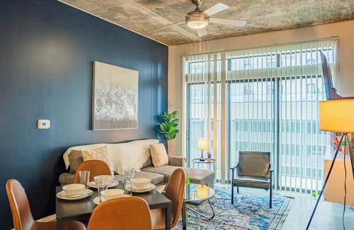 Evans Churchill Apartment | Central Phoenix Spot | Pool, Gym, Balcony +Parking
