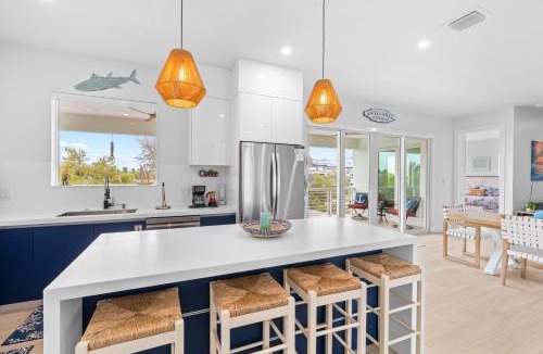 Marathon Villa | Emerald Oasis Deluxe Waterfront Gem, Heated Pool with Dock