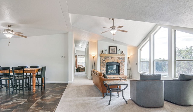 Secluded Boulder House - Next to National Forests!