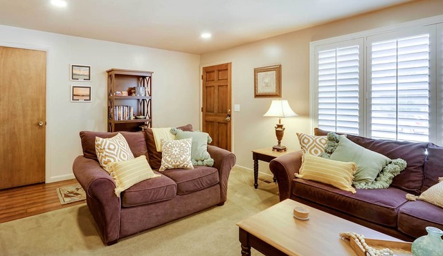 Updated Ranch Apartment w/Deck - 9 Mi to Downtown