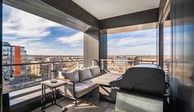 MINNeSTAY* Sable 701 - Luxury Two Story Loft | North Loop | Target Center