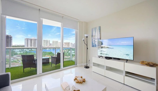 Modern condo w/bay views. WiFi, parking, tennis, playground and more!