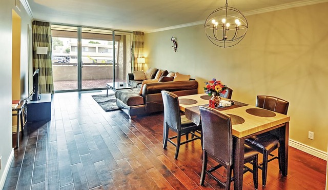 < 1 Mi to Old Town! Couples Haven w/Pool Access