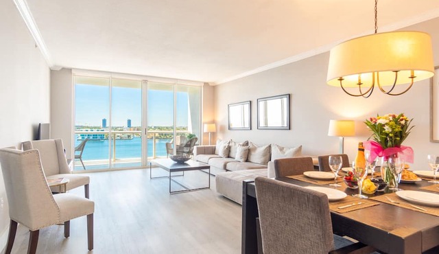 Cozy and spacious condo with amazing intracoastal views. WIFI + Parking