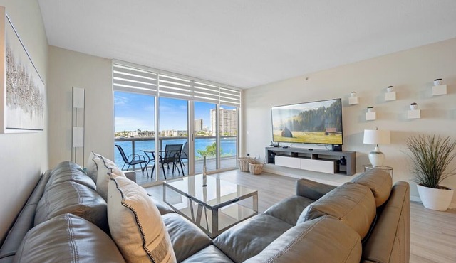 Luminous corner condo overlooking the bay | WIFI + Netflix + Parking