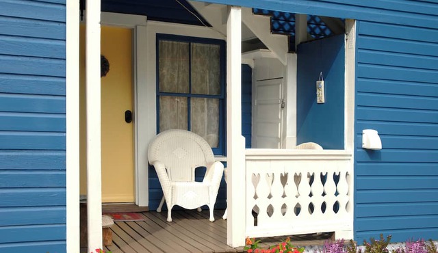 Updated Adorable Downtown Small Apartment. Just Park & Walk Everywhere in Town!