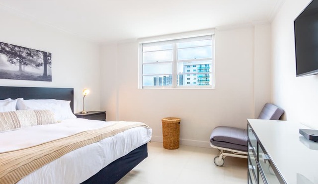 Spacious condo w/open layout across from the beach | WIFI + Parking