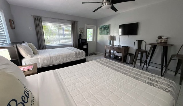 Cozy Beach Family Room/Patio/Self Check In-Out/One Step from the Ocean