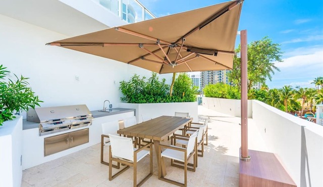 Tiffany Indigo: 9th FL,Rooftop Pool, Gym, Walk to Beach