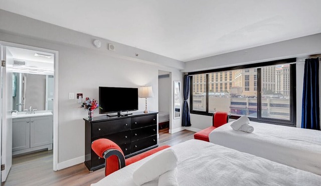 Stay Together Suites - Stylish Condominium, Sleeps 9, Center Strip - Jockey Club