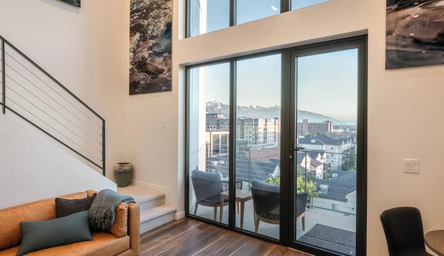 Luxury Downtown Penthouse - 2 Bd City Views + Balcony close to everything!