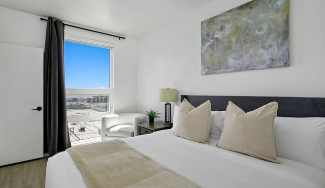 Elevated Stay!Top floor! Kg bd|Pool|HotTub|Gym|Pkg