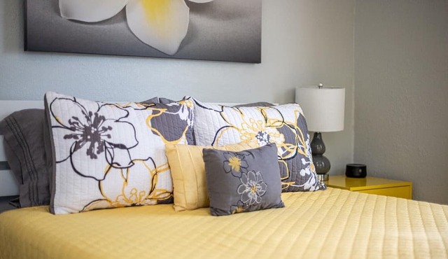 Riverview Yellow: Downtown Melbourne Apartment