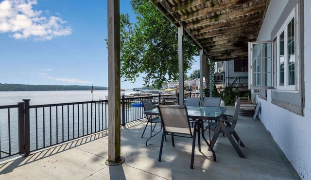 Lakefront Condo-Apartment D