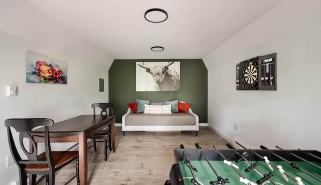 Tiny Cabin w Fire Pit Game Room and Dog Friendly